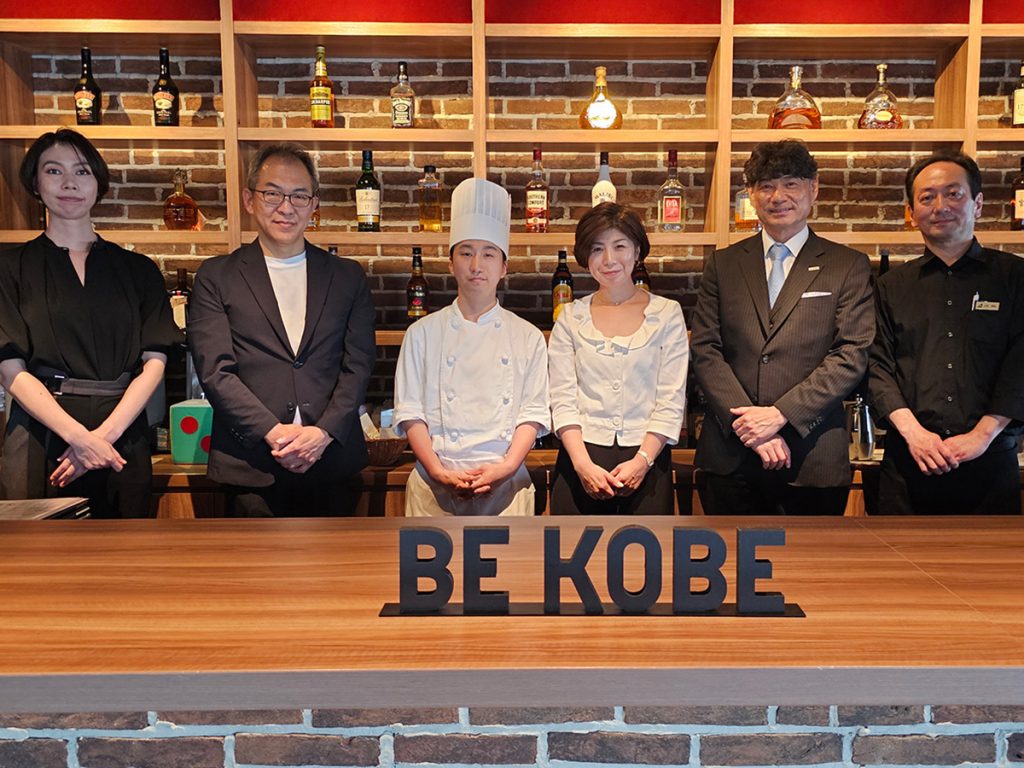アベストコーポレーション代表取締役　松山みさお氏（写真中央右）と「HIDE OUT トリュフレストラン&バー」運営スタッフ