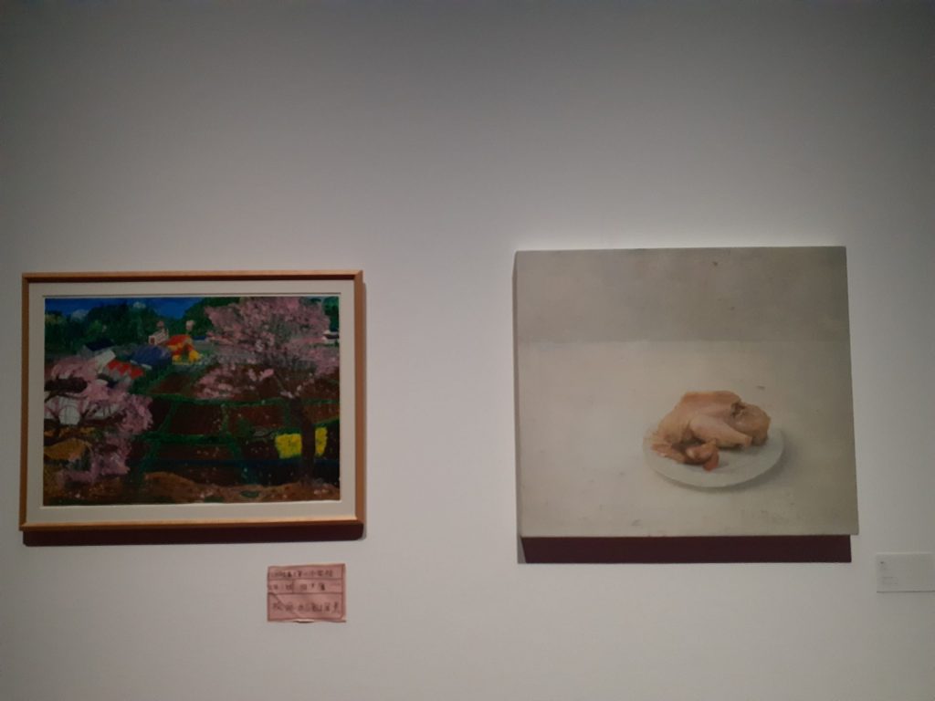 梅津庸一　左：『校庭から見える風景』1994年　紙に水彩　右：『鶏肉』2001年　板に油彩、テンペラ