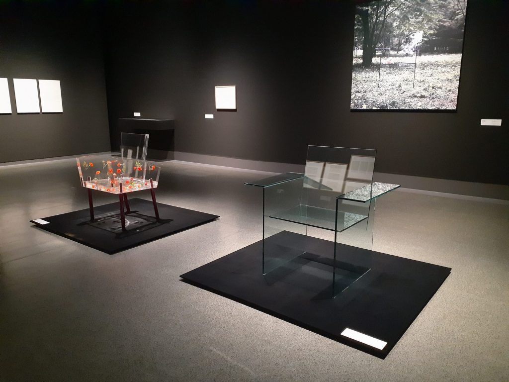 展示風景　左：「ミス・ブランチ」　右：「硝子の椅子」1976年　京都国立近代美術館蔵