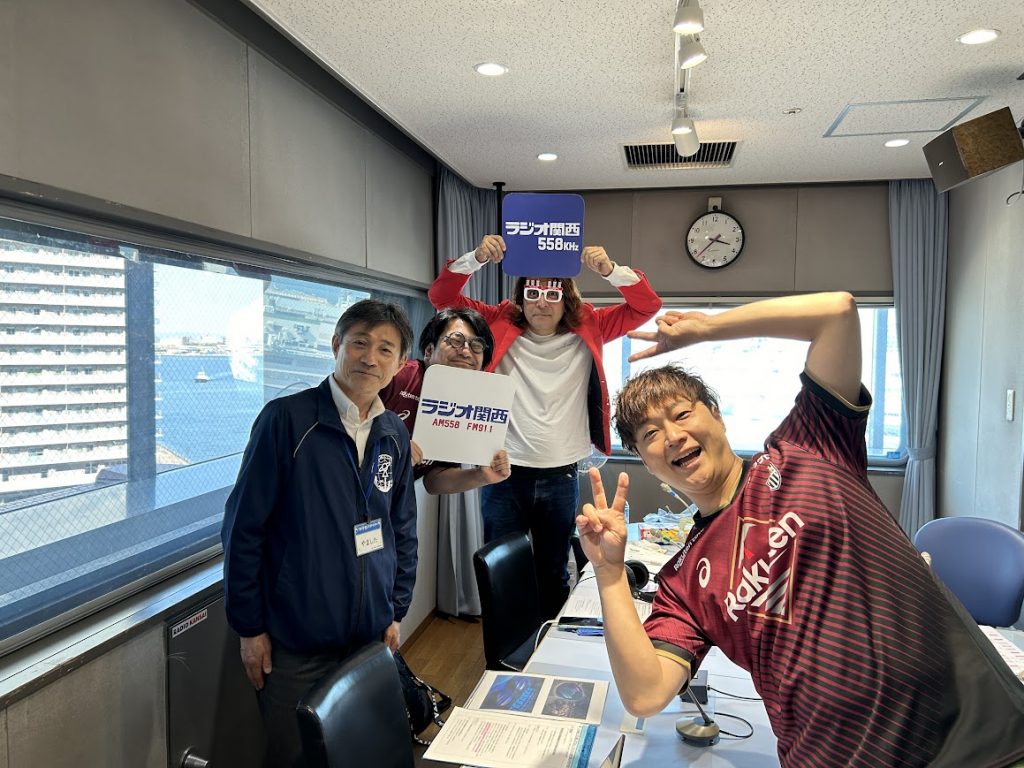 バンドー神戸青少年科学館の広報担当・山下さん（写真奥左）と、番組パーソナリティのワタナベフラワー