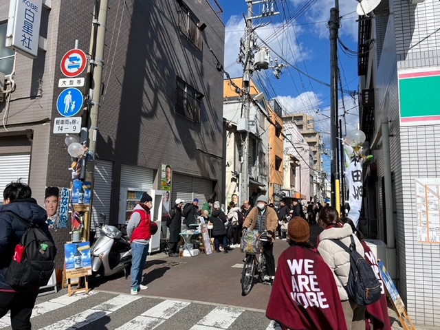 多くの人が集いにぎわうワダミ市