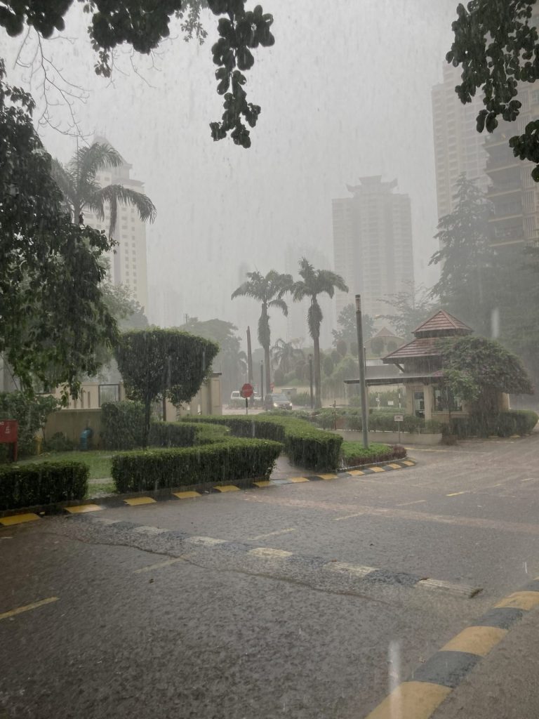 バケツをひっくり返したような豪雨で、木々やビルもかすんでいる（マレーシア・クアラルンプールにて2024年6月撮影）