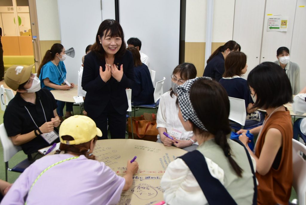 丸谷市長が就任後から月1回開いているタウンミーティング「まるちゃんカフェ」（画像提供：明石市）