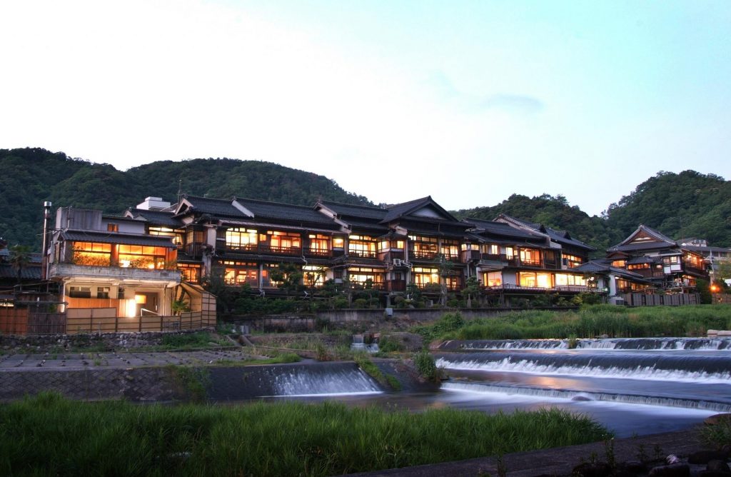 三徳川の方から見る三朝温泉街（写真提供：三朝温泉旅館協同組合）