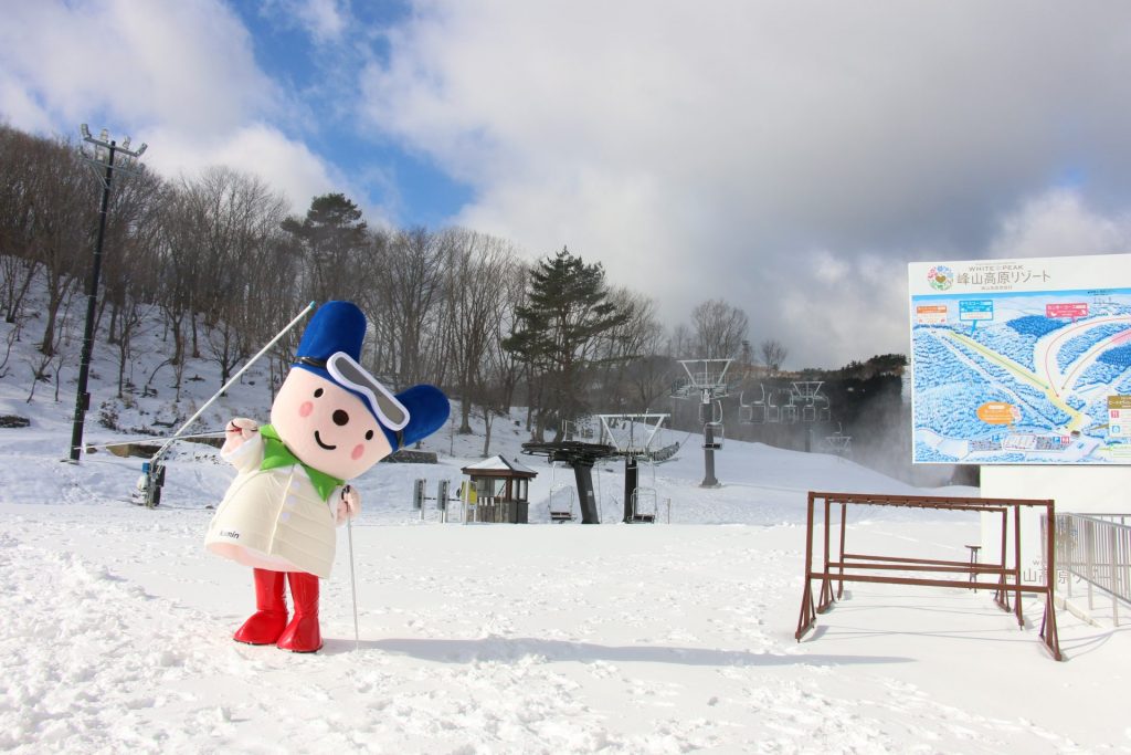 峰山高原リゾートホワイトピークでポーズをとる神河町のマスコットキャラクター「カーミン」（画像提供：神河町）