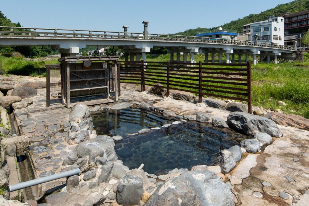 三朝温泉の河原風呂（写真提供：三朝温泉旅館協同組合）