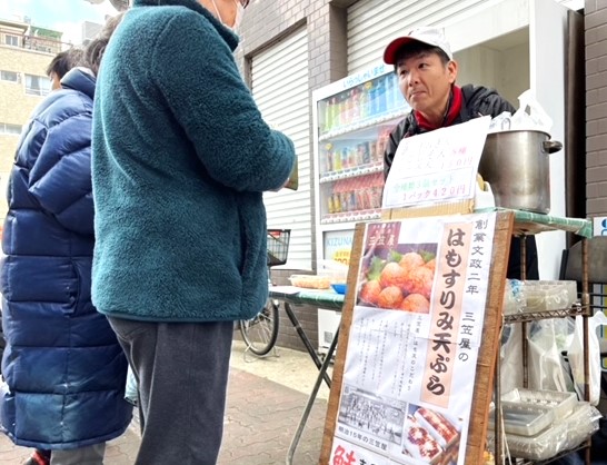 ワダミ市では様々な露店が並ぶ