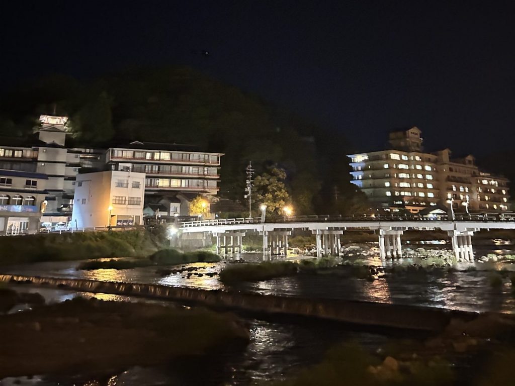 三徳川の方から見る三朝温泉街（写真提供：三朝温泉旅館協同組合）