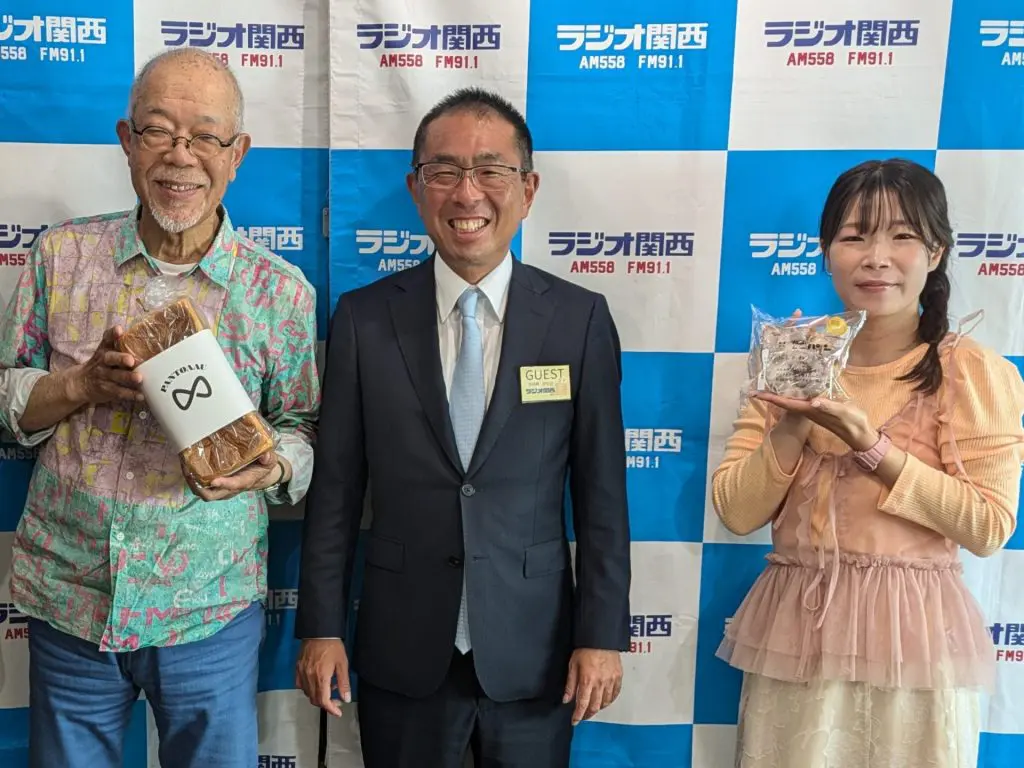ニシカワ食品の西川裕順さん(写真中央)と、番組パーソナリティの谷五郎(同左)、洲崎春花(同右)