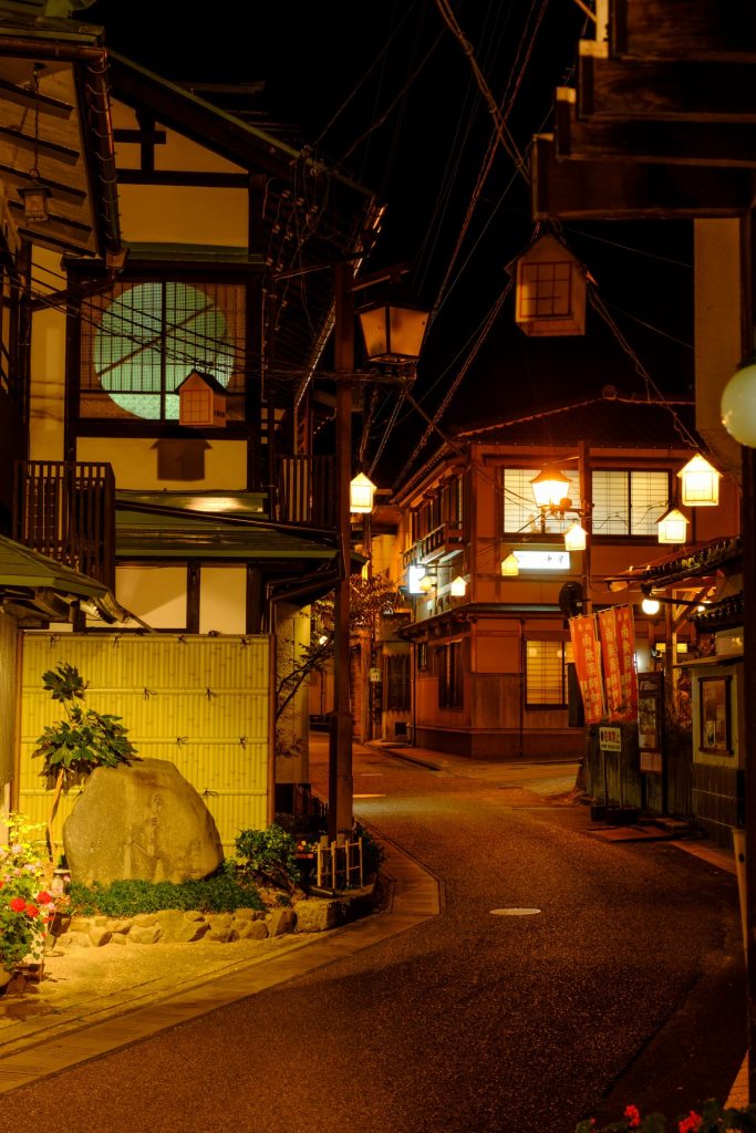 昭和レトロな趣きのある三朝温泉街（写真提供：三朝温泉旅館協同組合）