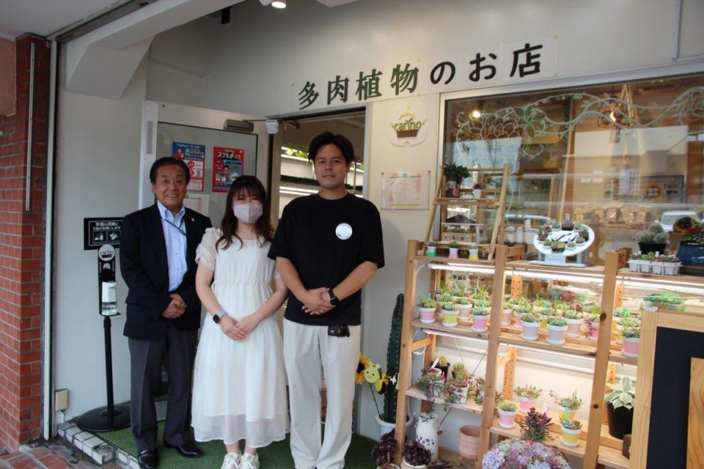 多肉植物専門店「カリーノクリアーレ」の店長、日部智弘さん（写真右）、ラジオ関西パーソナリティの三上公也氏（写真左）