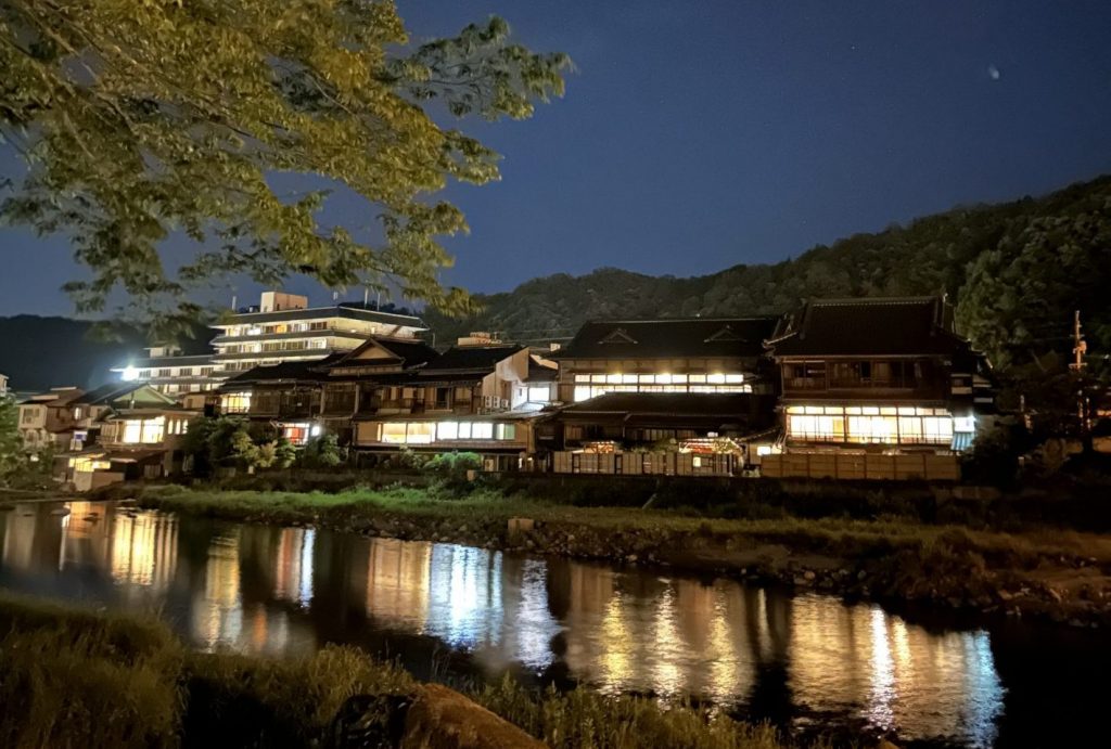 夜の三朝温泉街（写真提供：三朝温泉旅館協同組合）