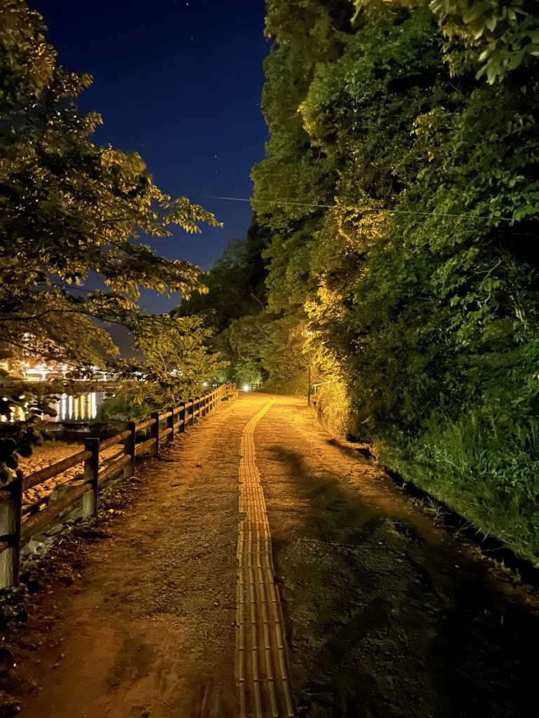 三徳川沿いの遊歩道（写真提供：三朝温泉旅館旅館協同組合）