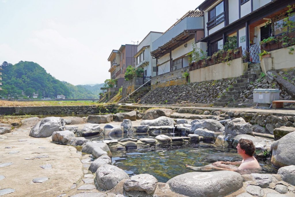 三朝温泉名物「河原風呂」（写真提供：三朝温泉旅館協同組合）