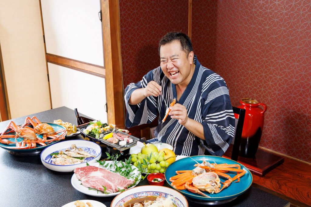 鳥取県の山海の幸を試食するとにかく明るい安村さん（写真提供：鳥取県）