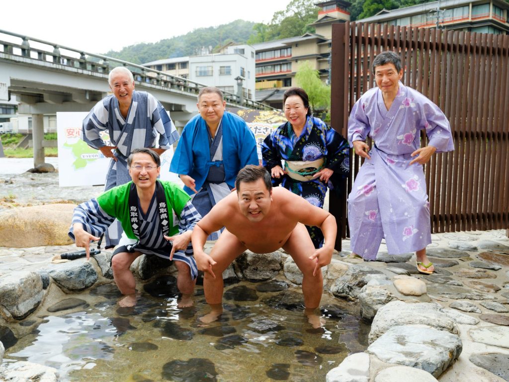 関係者と一緒に「安心してください！はいれますよ！！」と決めポーズでPR（写真提供：鳥取県）