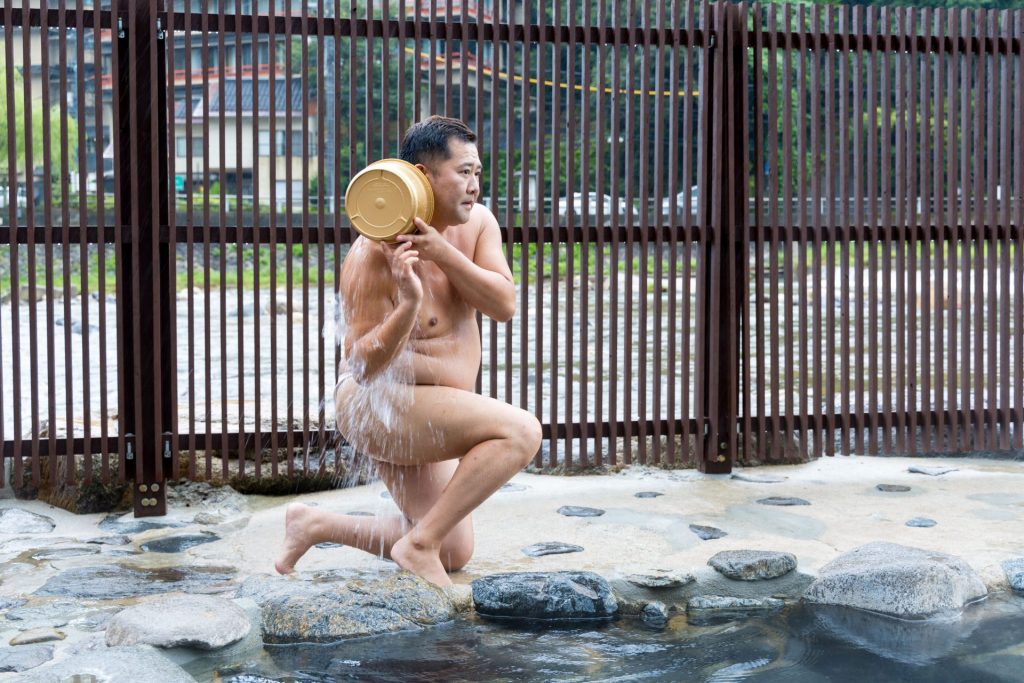 とにかく明るい安村さん、河原風呂入浴バージョン披露（写真提供：鳥取県）