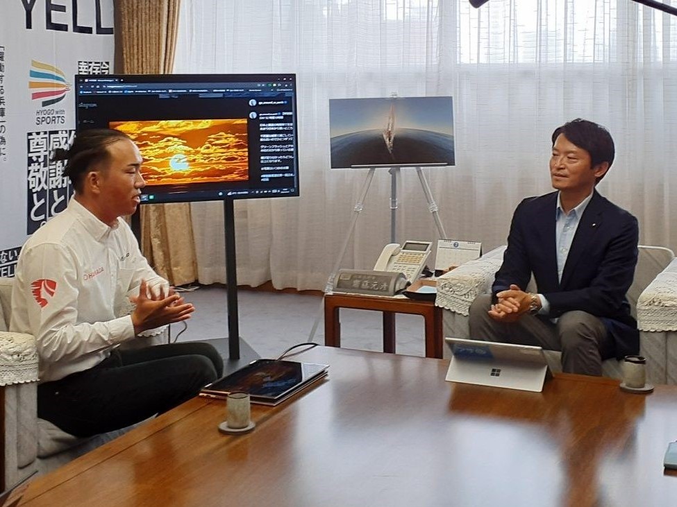 斎藤知事（写真右）に報告する木村さん