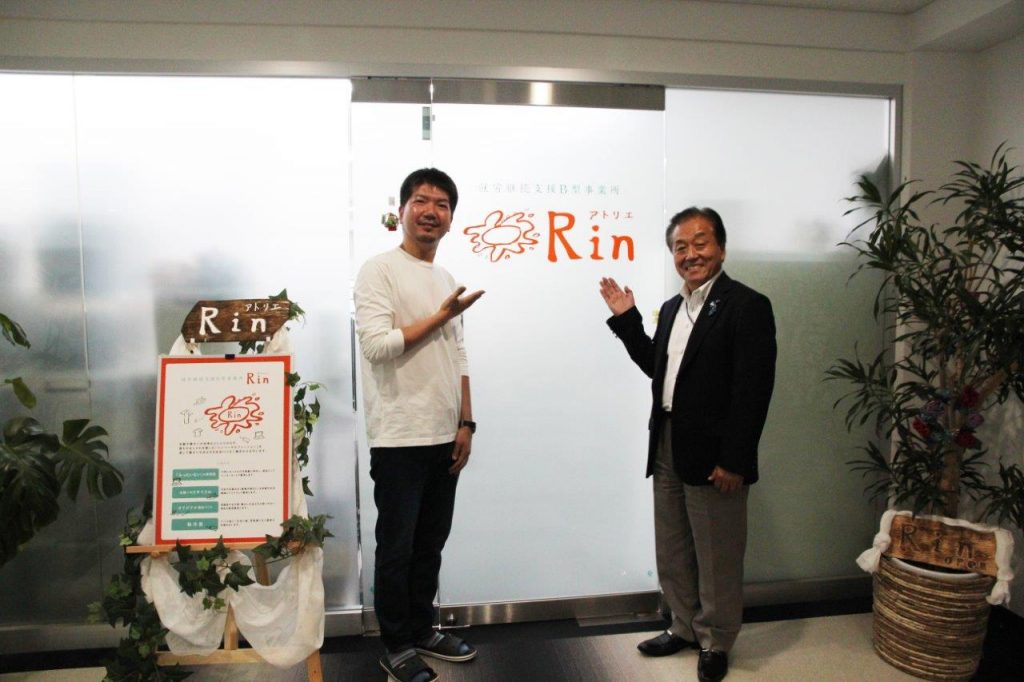 アトリエRin」（神戸市中央区）の代表取締役、高嶋孝仁さん（写真左）、ラジオ関西パーソナリティの三上公也氏