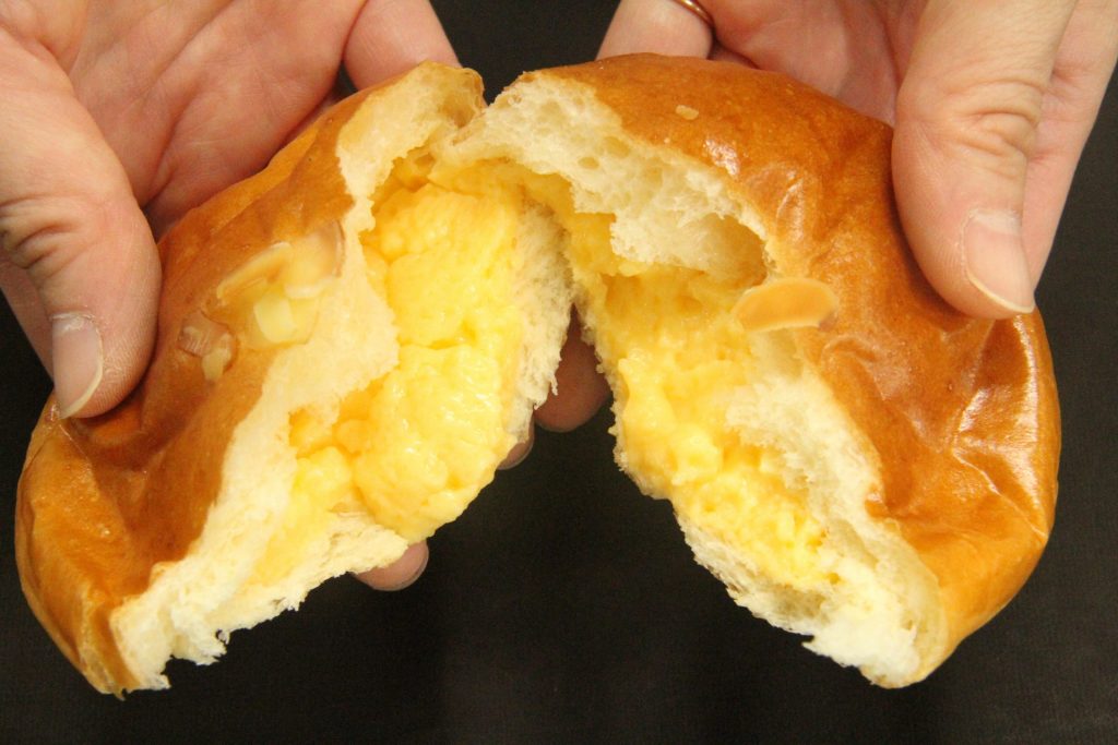 タズミのたまごが使われているパン有本の『こだわり卵のクリームパン』（画像提供：市川町）