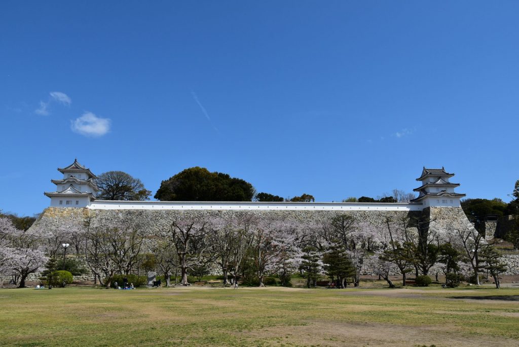 築城400年の明石城　本丸跡に建つ櫓は日本に12基しか現存しない三重櫓のうちのふたつで国の重要文化財に指定されている（画像提供：明石市）