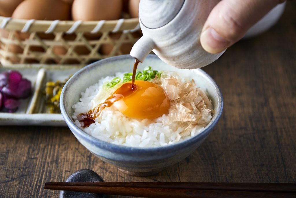 飼料や水にこだわって育てられた親鳥から生まれる田隅養鶏場の『タズミのたまご』卵かけご飯が最高（画像提供：市川町）