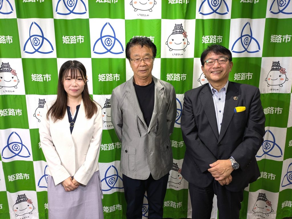 樽本直記さん（写真中央）、番組パーソナリティの清元秀泰姫路市長（同右）、ナビゲーターの洲崎春花（同左）