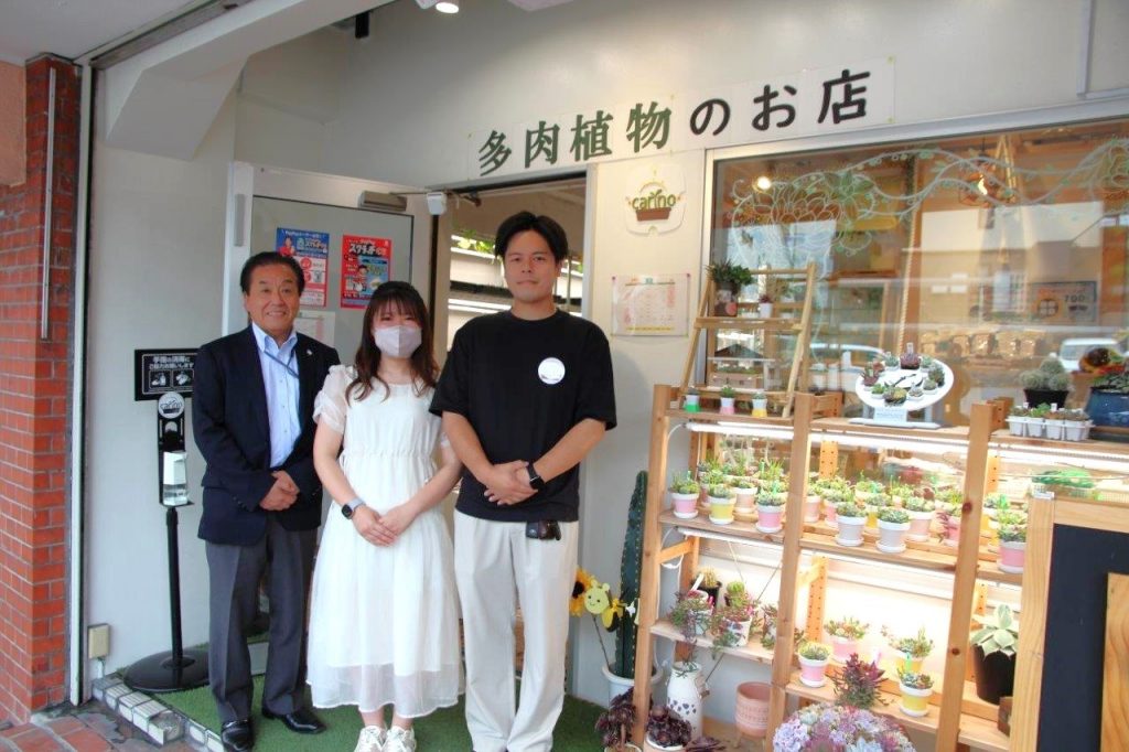 写真右から　多肉植物専門店「カリーノクリアーレ」の店長、日部智弘さん、妻の良美さん、ラジオ関西パーソナリティの三上公也氏