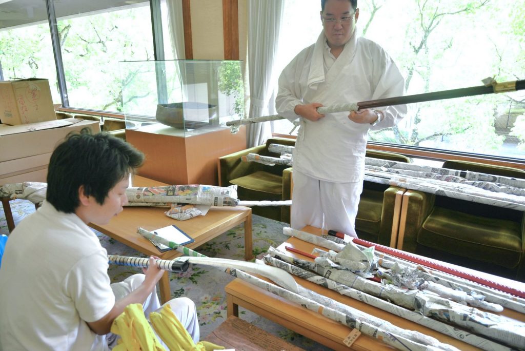 虫干し作業の様子（提供：湊川神社）