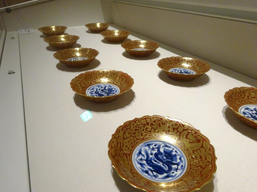 塗り込めた金、精緻な赤の線描 豪華な傑作公開 兵庫陶芸美術館「初代