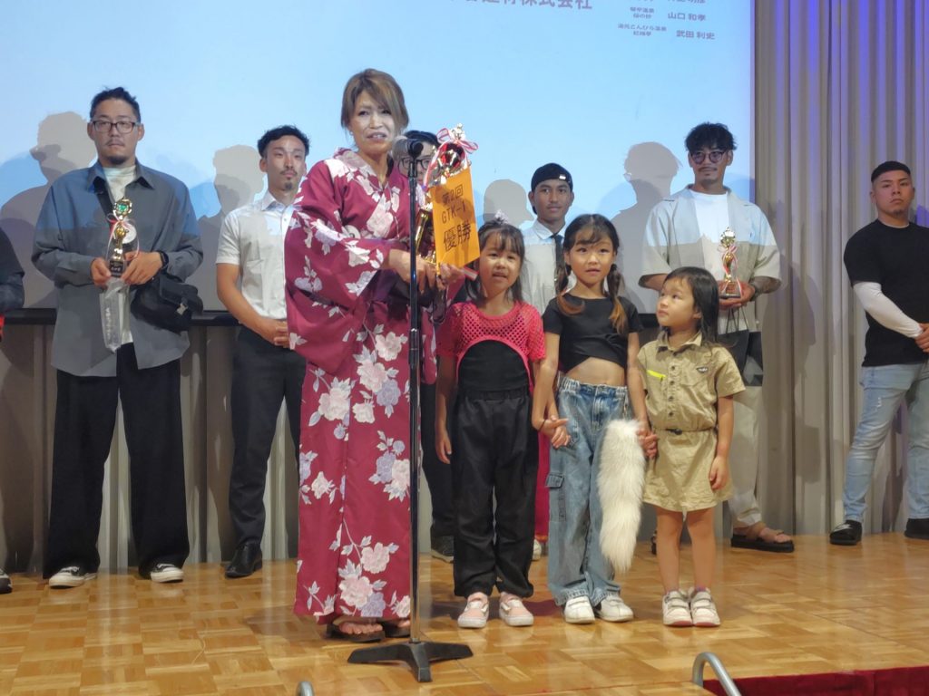 優勝した北田佳奈さん（写真中央）　栄冠獲得を子どもたちも祝福