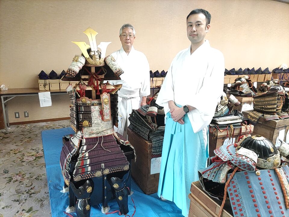 湊川神社　神職総出で虫干し作業