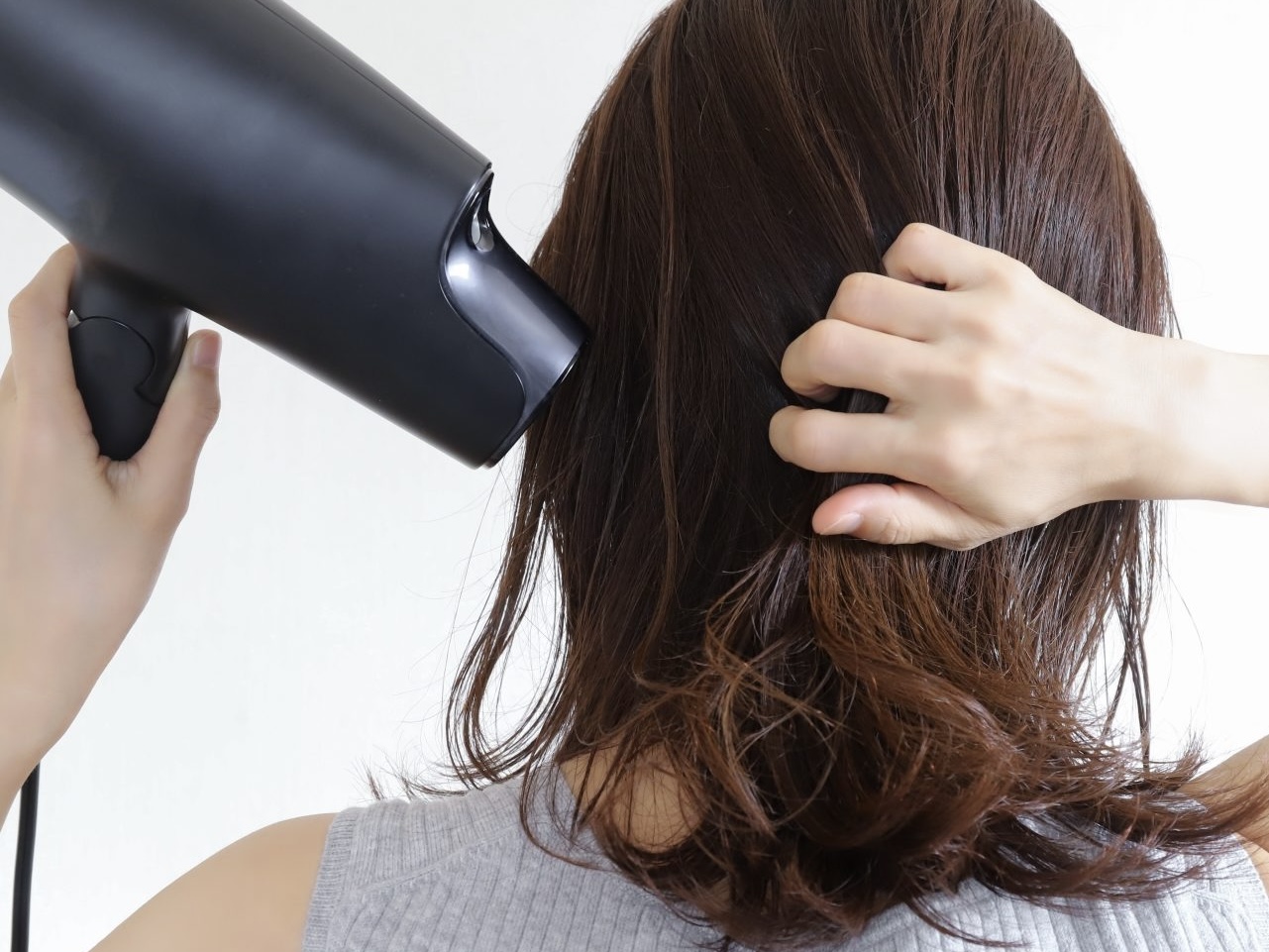 寝ぐせ”はドライヤーの仕方で防げる？「正しい髪の乾かし方」を