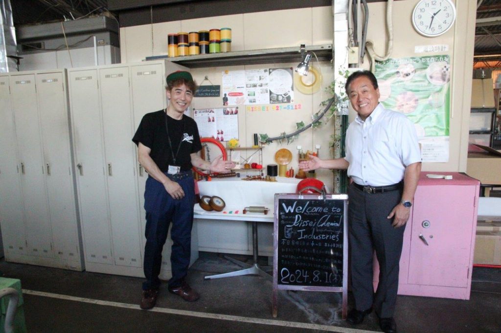 株式会社立成化学工業所の代表取締役・畠中浩さん（写真左）とラジオ関西パーソナリティの三上公也氏