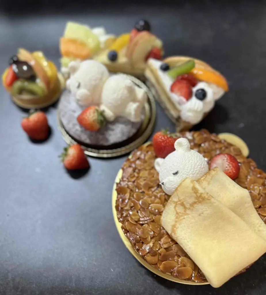 クレープのお布団をかけた「おねんねくまちゃん」