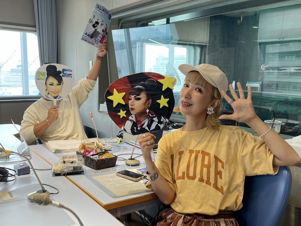 ドラァグクイーンのサマンサ・アナンサ（左）とインスタグラマーのウラリエ（右）