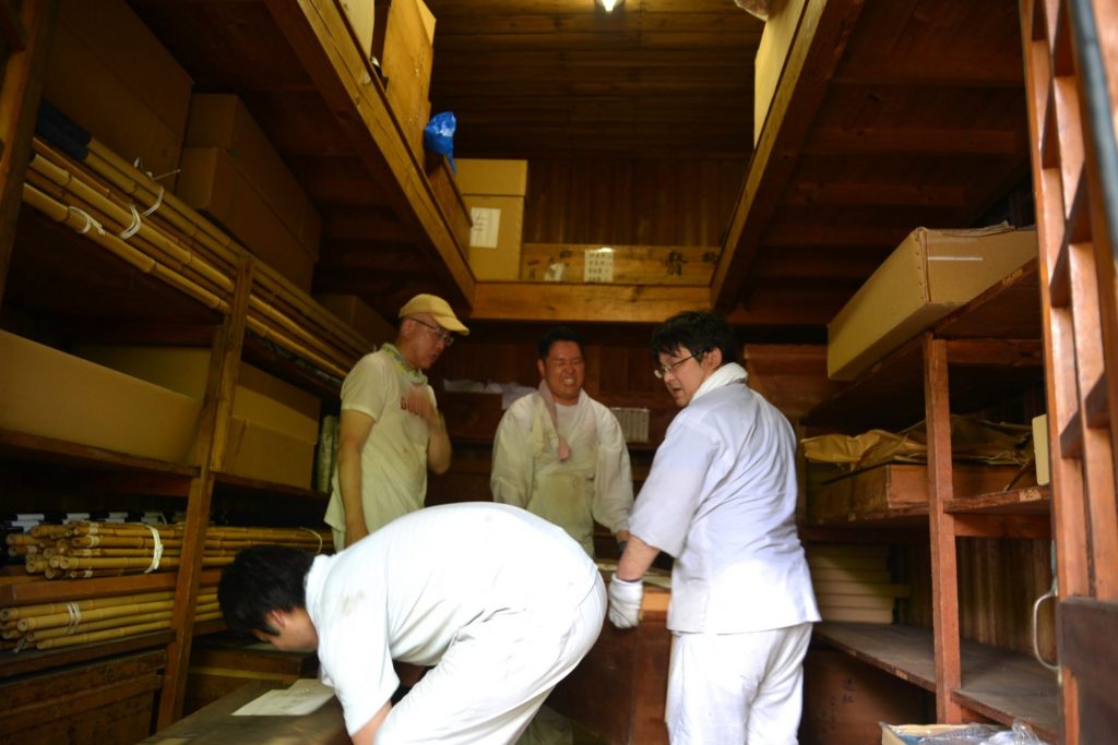 装束などを蔵から運び出す様子（提供：湊川神社）