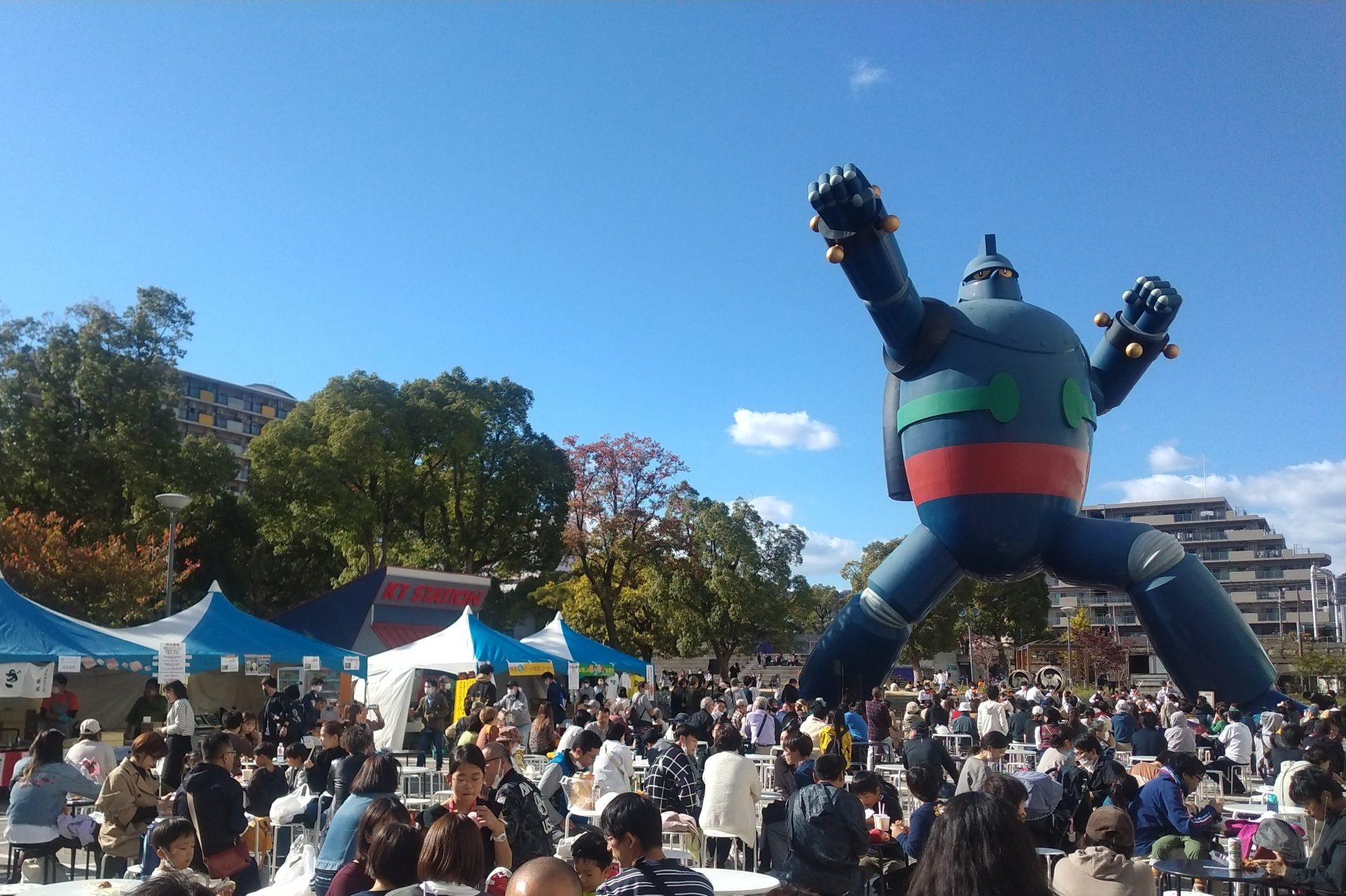 神戸・新長田 鉄人広場が1日限定で巨大フードコートに 鉄人ビア