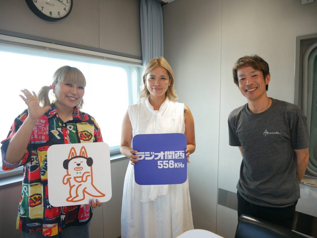 淡路島出身の芸術家ゆっきゃーなさん（写真中央）、パーソナリティの清水健（同右）、絵本作家の夏きこ（同左）