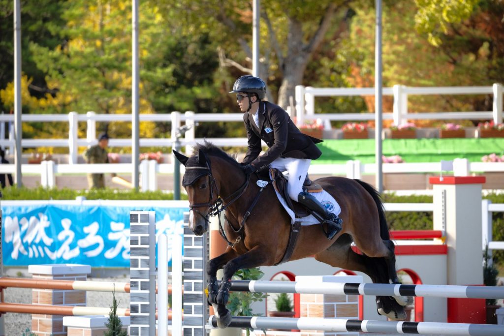 小牧加矢太選手（滋賀県）　愛馬トゥアイクリスタルとともに成年男子ダービー競技を制した（9日）