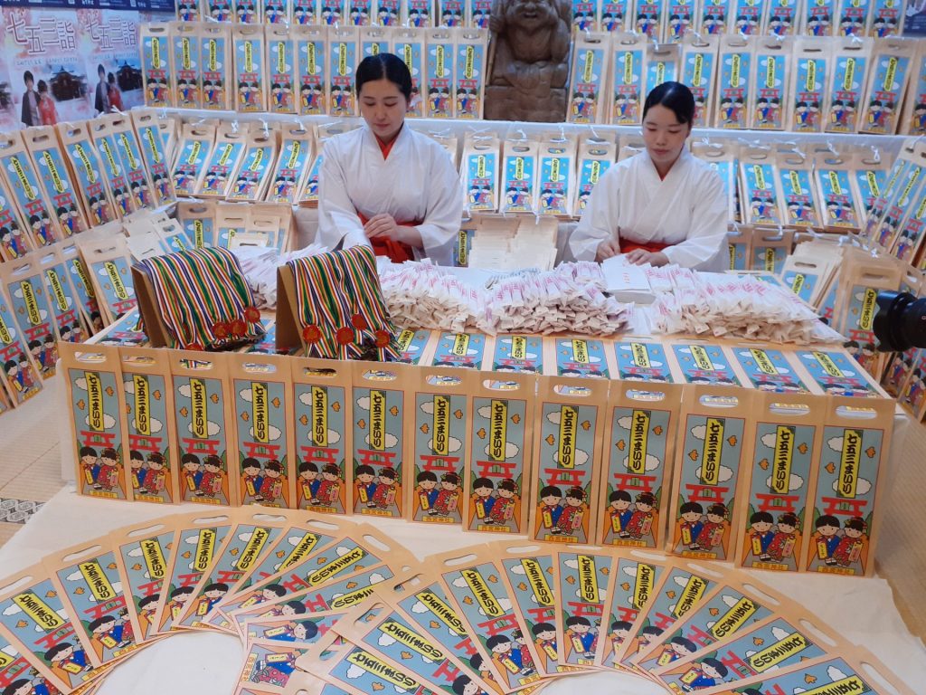 千歳飴などを袋に詰める巫女　西宮神社