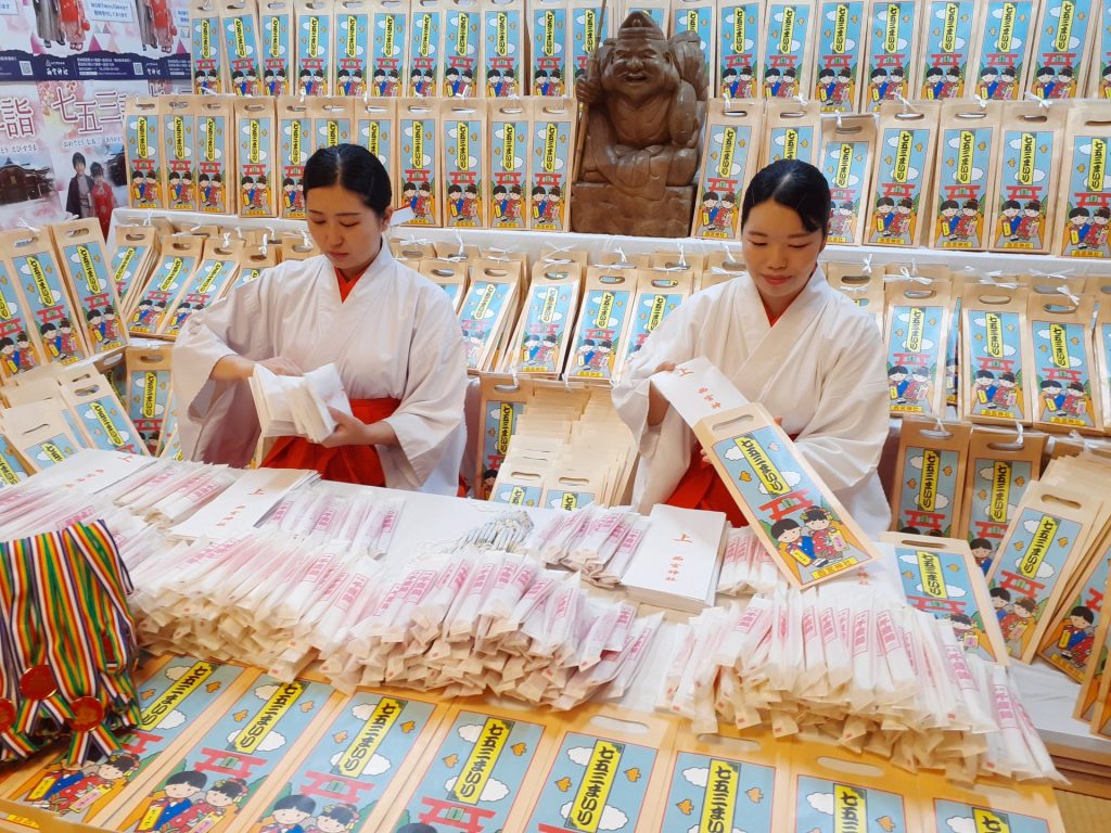 千歳飴を詰める巫女　西宮神社