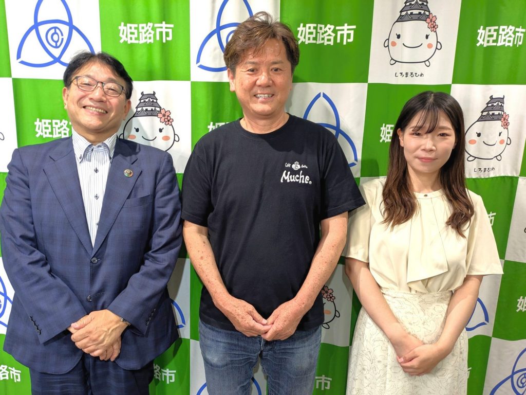 写真中央：カフェ・ド・ムッシュの治田幸雄さん　左：番組パーソナリティの清元秀泰市長　右：ナビゲーターの洲崎春花