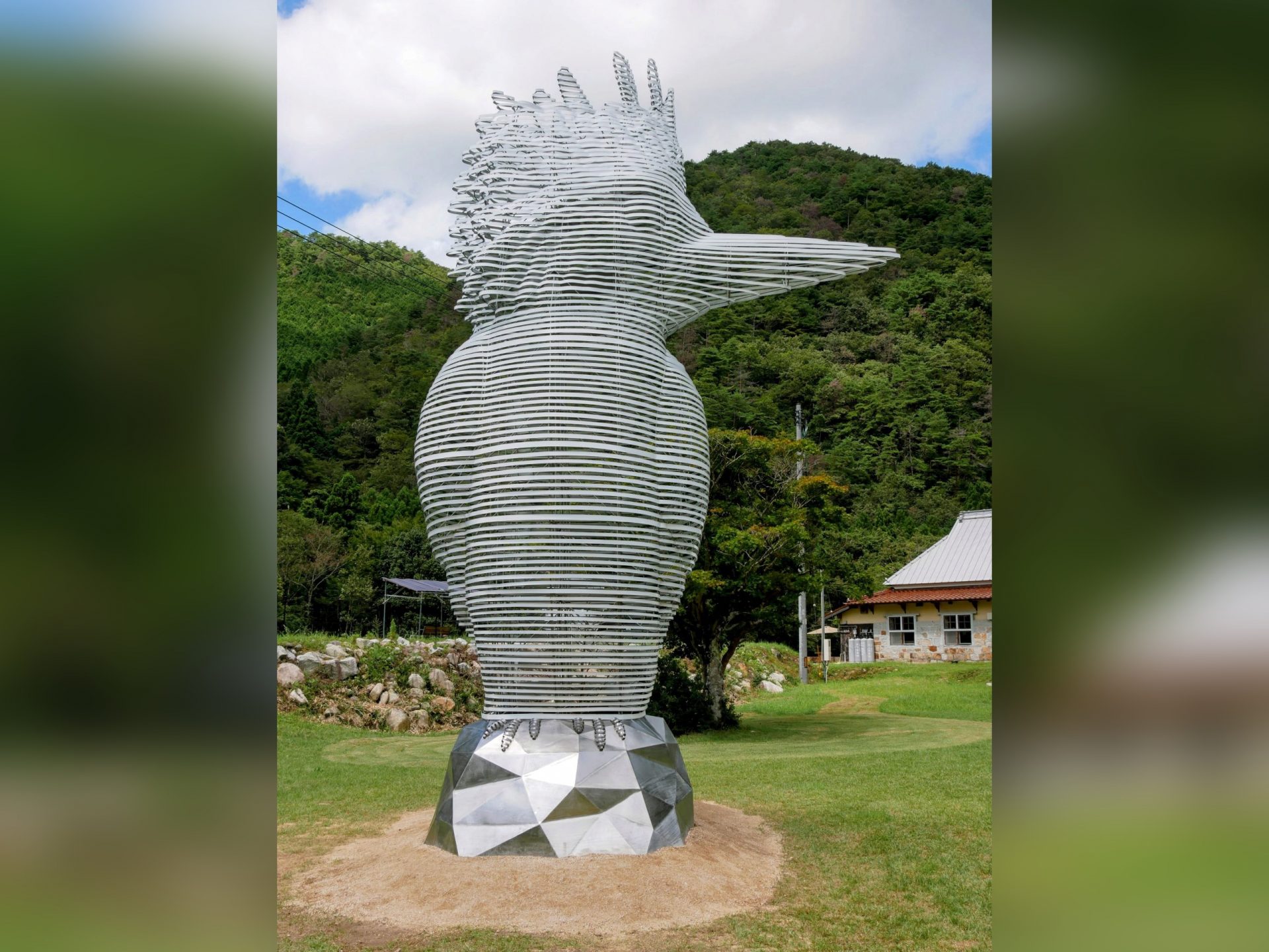 巨大ヤマセミ”が強烈な印象を放つ 「森の芸術祭 晴れの国・岡山