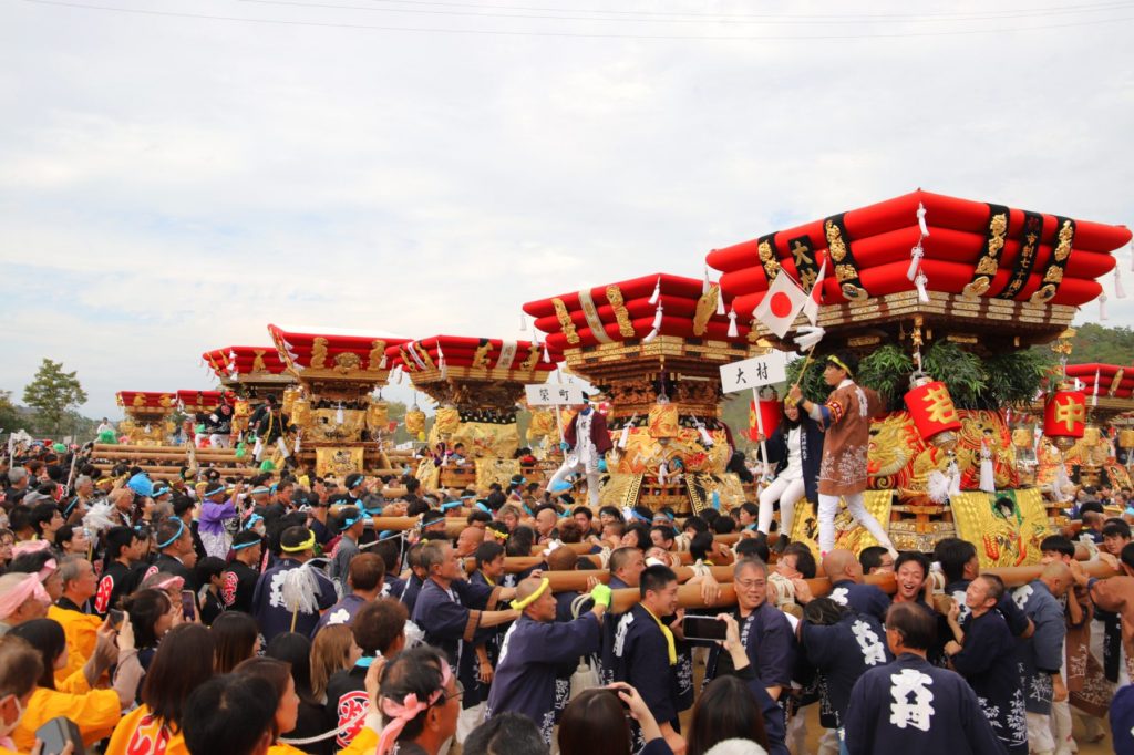 30基の祭り屋台を一斉に担ぎ上げる「屋台総練り」