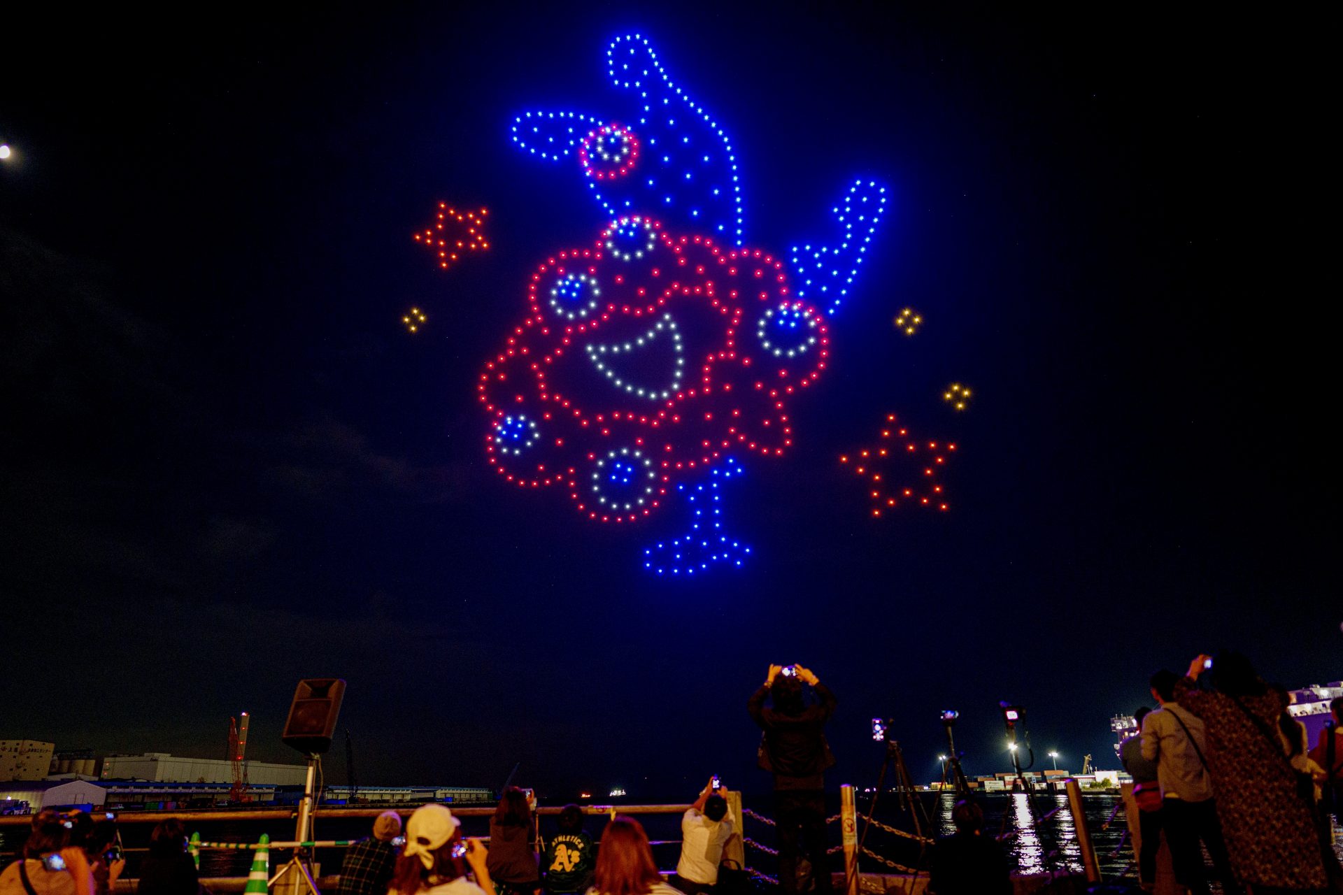 ミャクミャク」大阪・南港の夜空に 大阪・関西万博 開幕まで半年