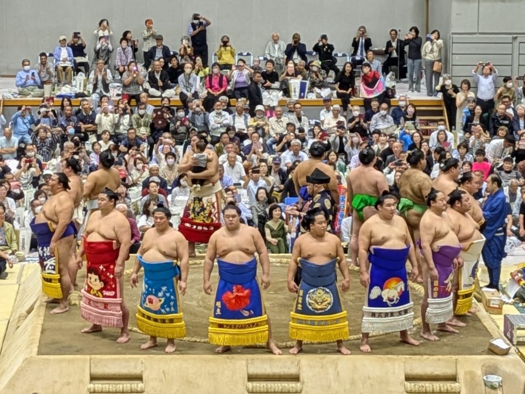 美しい化粧まわしを着けた力士たちによる土俵入り