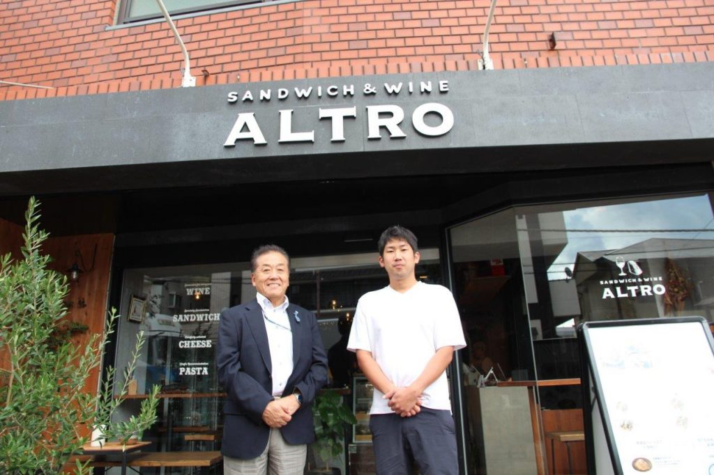 「Sandwich & Wine Altro」のオーナー・飯塚賢一さん（写真右）とラジオ関西パーソナリティの三上公也氏