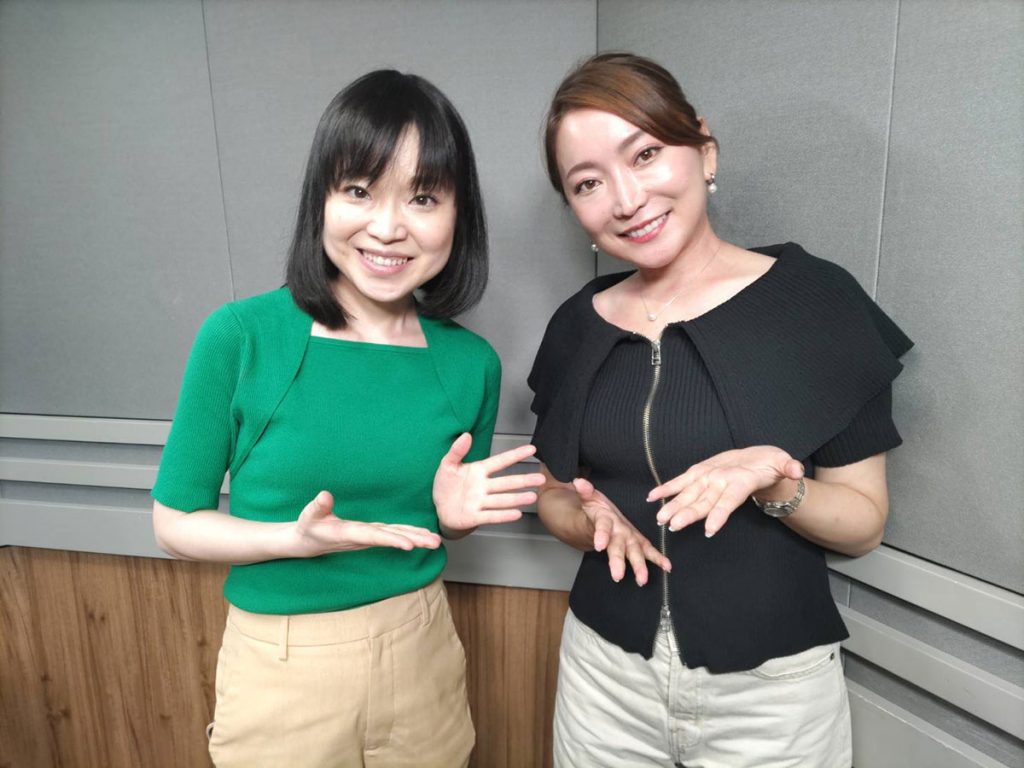 写真右：加藤綾菜さん、左：川嶋あいさん