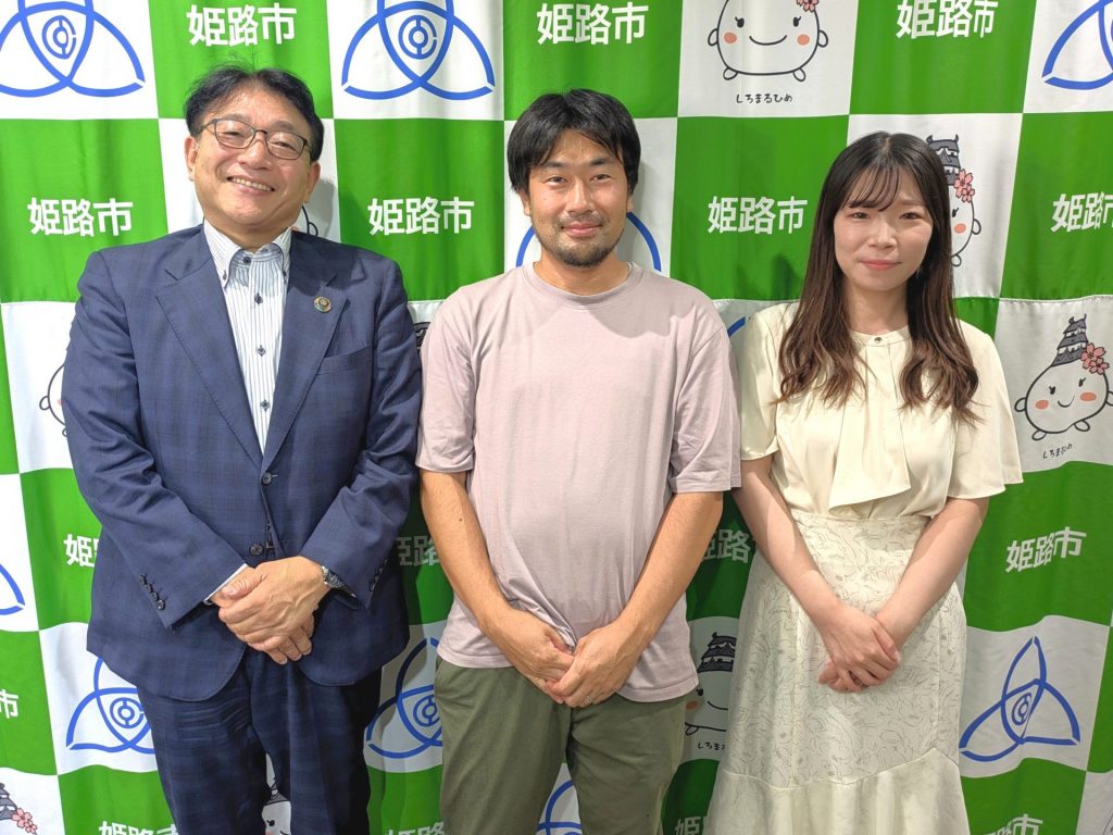 写真中央：みつヴィレッジの八百伸弥さん　左：パーソナリティの清元秀泰市長　右：ナビゲーターの洲崎春花